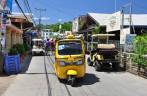 Movimento na prindipal rua de Utila, ilha no litoral norte de Honduras